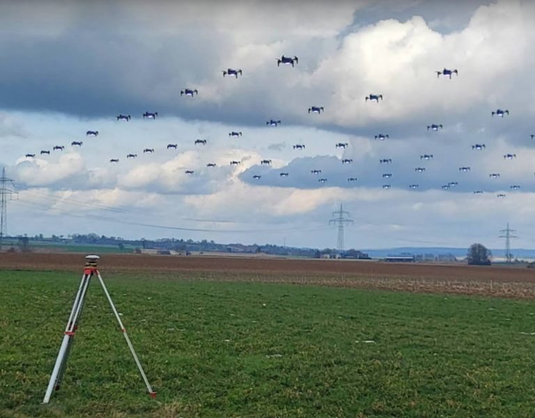 Drohnenflotte im Formationsflug am Himmel